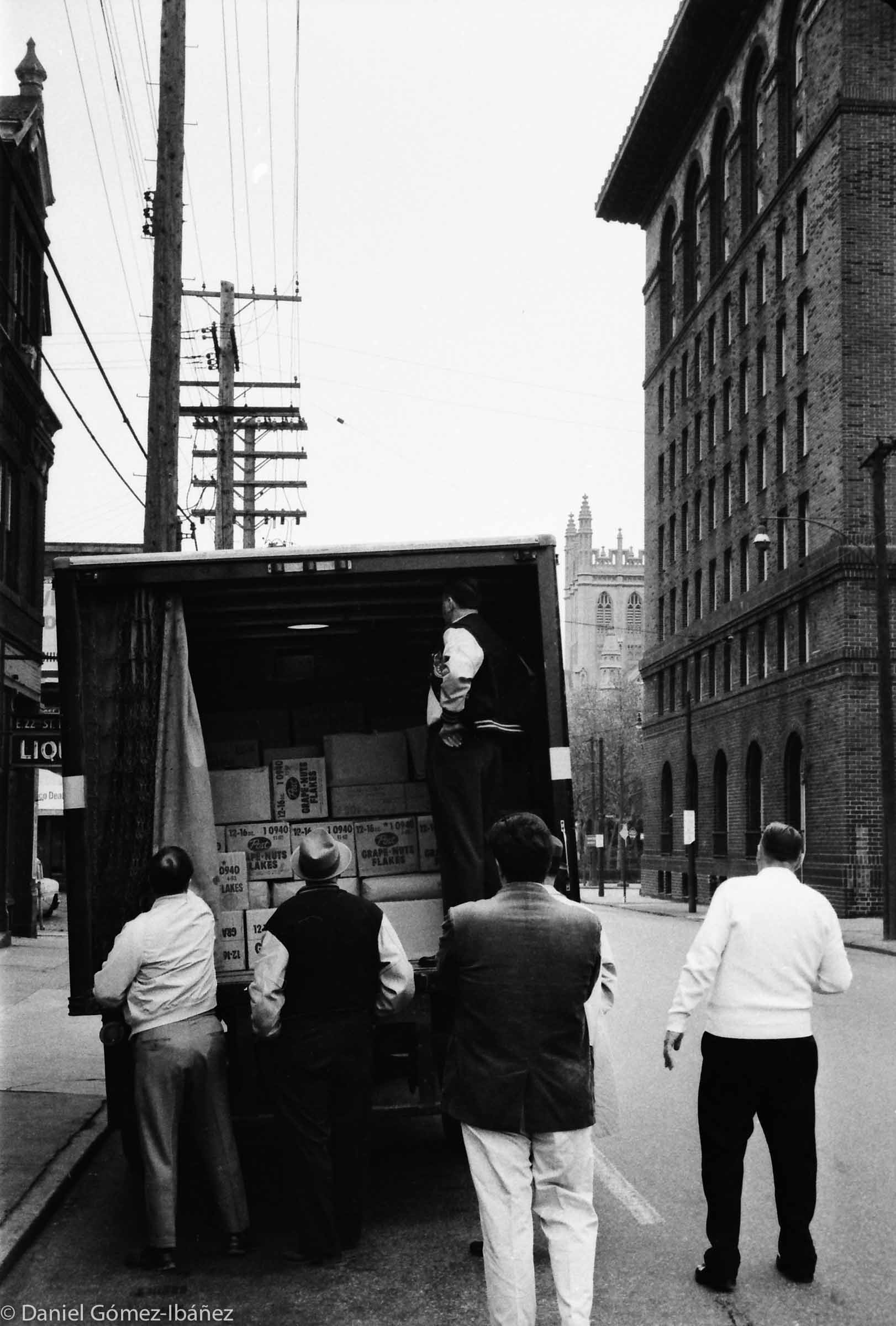 The trip to Hazard, Kentucky begins in Cleveland, where Teamsters loaded a truck with groceries: some purchased with student funds and some donated by area wholesalers. Fred Magdoff (light-colored trousers), one of the student organizers, looks on.