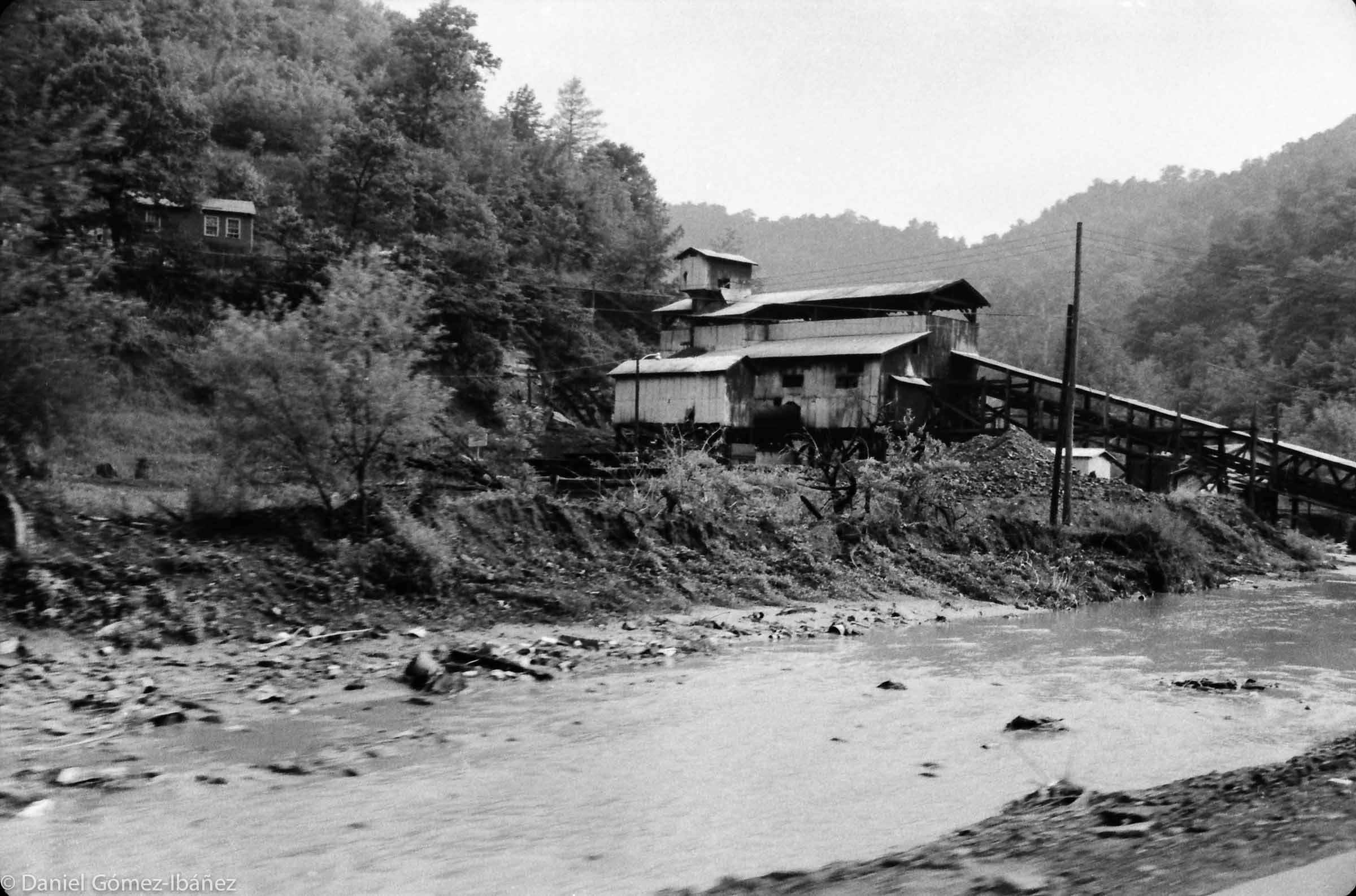 A stream clogged with debris runs past one of many small coal mines in eastern Kentucky. The United Mine Workers had decided not to organize mines with only a few workers, so many coal miners did not benefit from the wages and job protections that the union had negotiated with the larger mining companies. At the same time these mines were unprofitably small, and their owners felt unable to meet demands for higher wages, benefits, and better working conditions.