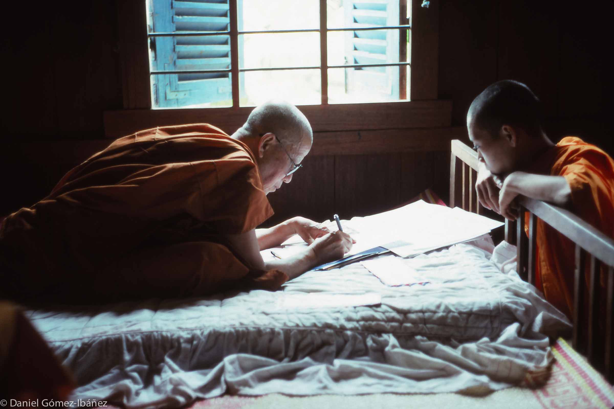 Both guerillas and government troops respected the monks and the peace walks did achieve local cease-fires. Midway through the 1996 Dhammayietra Maha  Ghosananda wrote to Hun Sen and Norodom Rannariddh, co-prime ministers of Cambodia, and to the democratic opposition leader Sam Rainsy, proposing terms of a general amnesty. This did not happen, but by1999 the last of the Khmer Rouge leaders had surrendered. ©1996