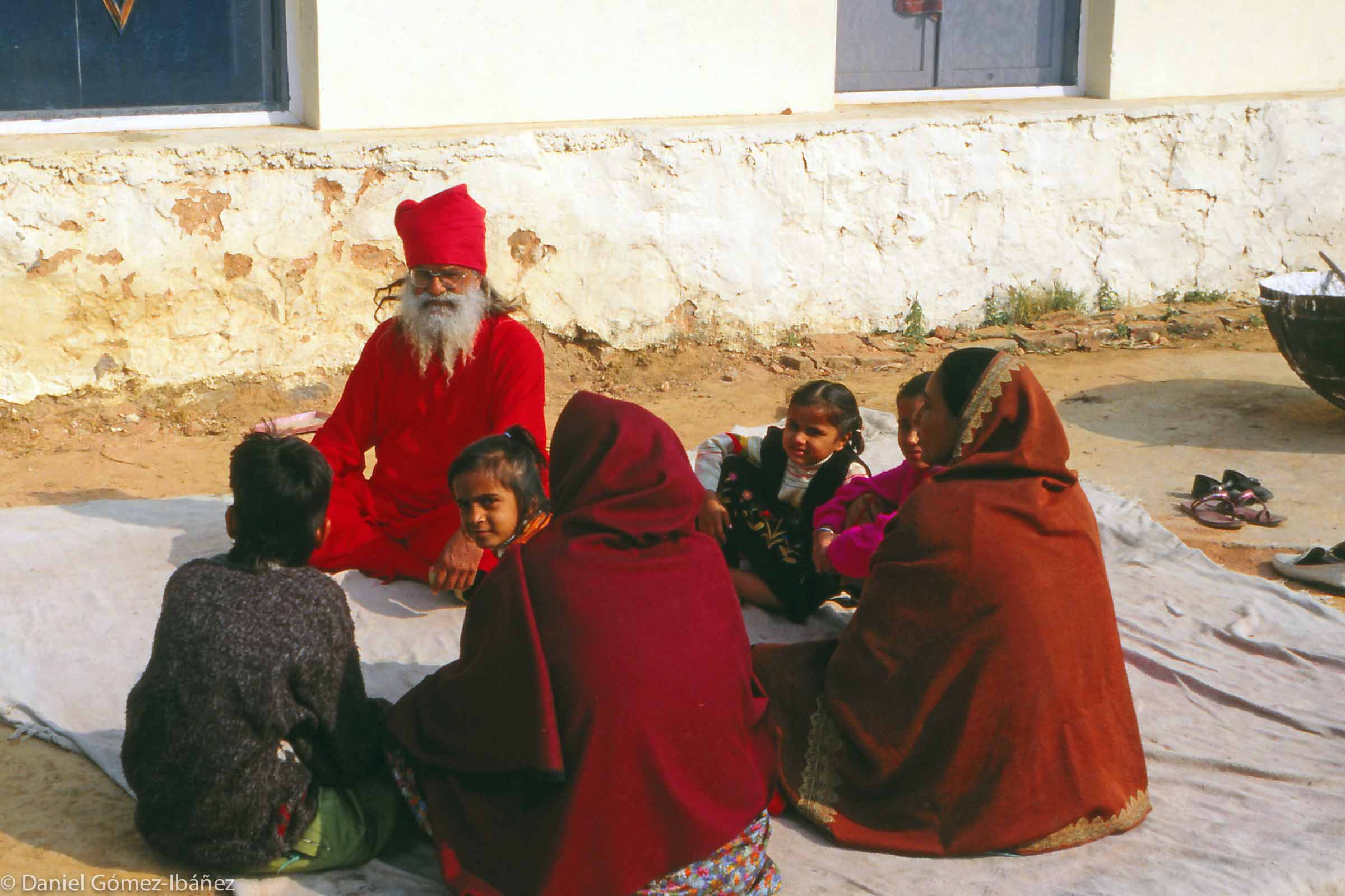 Schoolteacher and students [Gobind Sadan farm, south of Delhi, India] © 1993