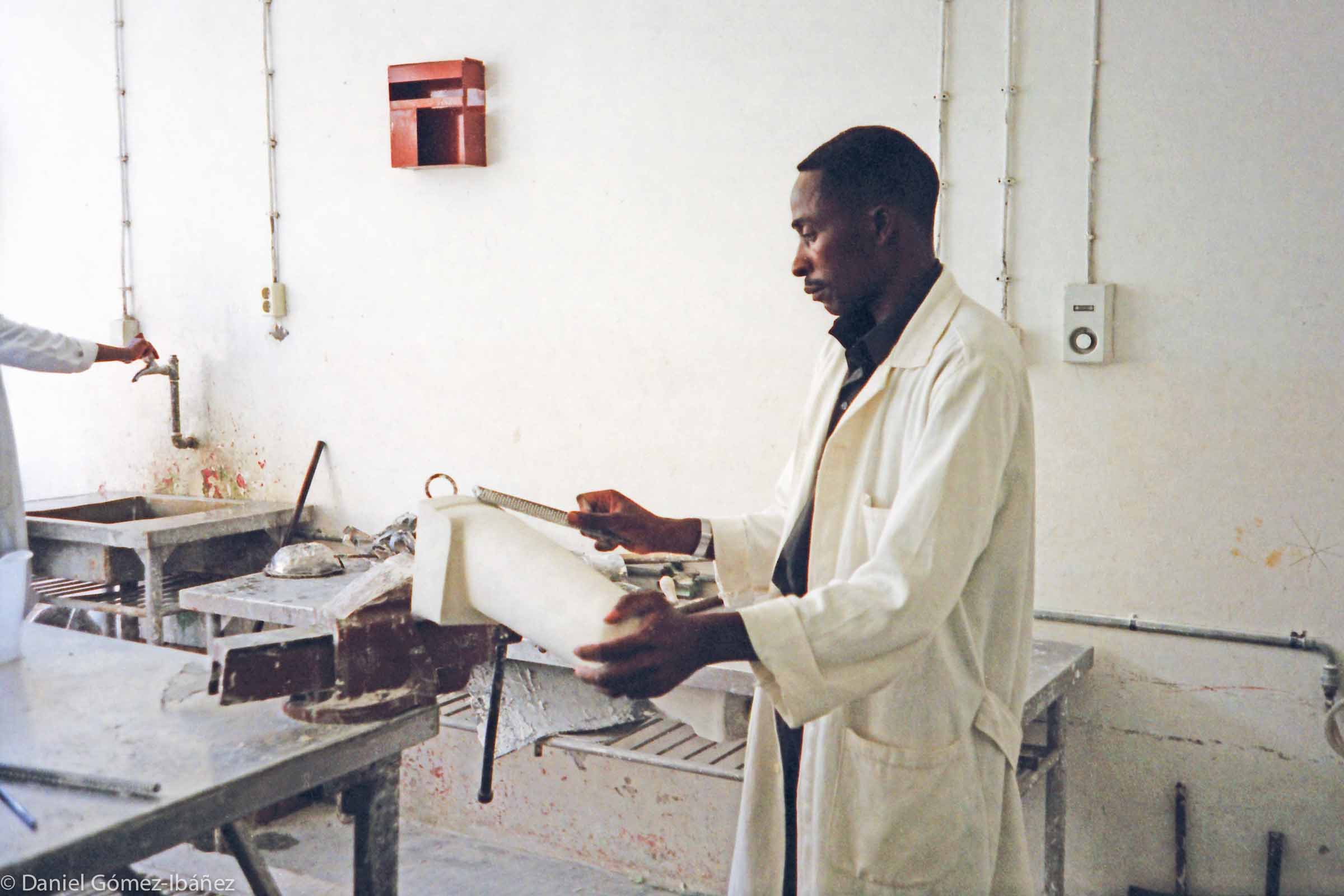 Preparing the mold. This photo was taken in 1997. Today, thanks to efforts by the National Demining Institute, the Halo Trust, and Norwegian People's Aid,  Mozambique's landmines have been almost entirely cleared, but many amputees remain and the country is poor. There are almost no functioning medical, social, and psychological assistance programs for them. In 2012, for example, the Central Hospital in Maputo lacked raw materials and was unable to manufacture or repair any prostheses. © 1997