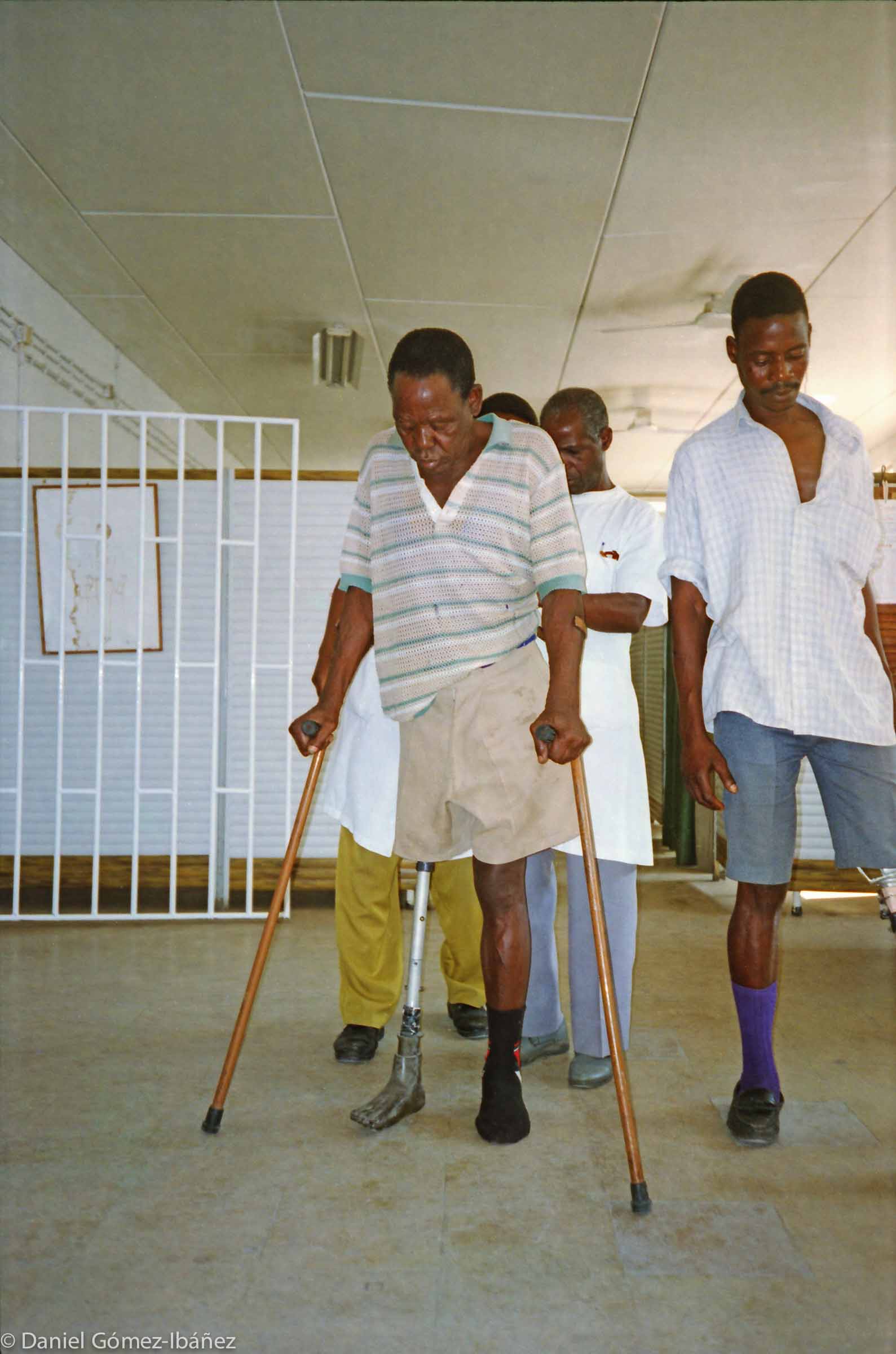 Paolo Chichava is 72 years old. Over the next few days the therapists will help him learn to manage without his crutches. © 1997